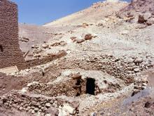 ruined house abd er Rahman with menama and tomb 1997 002