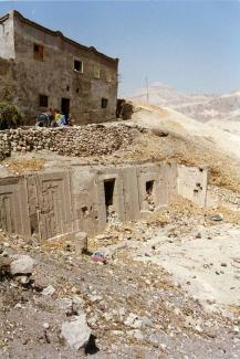 Puimre tomb 39 courtyard and houses above 1997