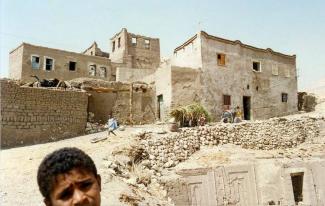 Puimre tomb 39 courtyard and houses above 1997