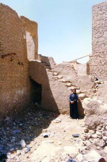 ruined house abd er Rahman with menama and tomb 1997 001