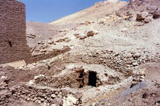 ruined house abd er Rahman with menama and tomb 1997 002